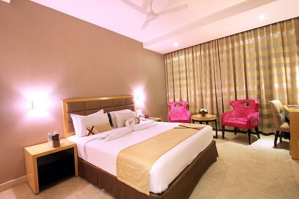 Premium Room - 02 Single Bed, Non - Smoking, Shower, Hair Dryer, Tea - Coffee Maker, 32 LCD TV, Minibar, Safe , Full Breakfast
