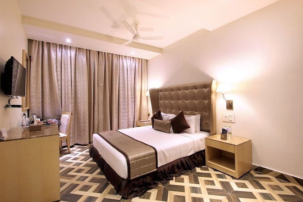 Deluxe Room, 1 King Bed, Smoking