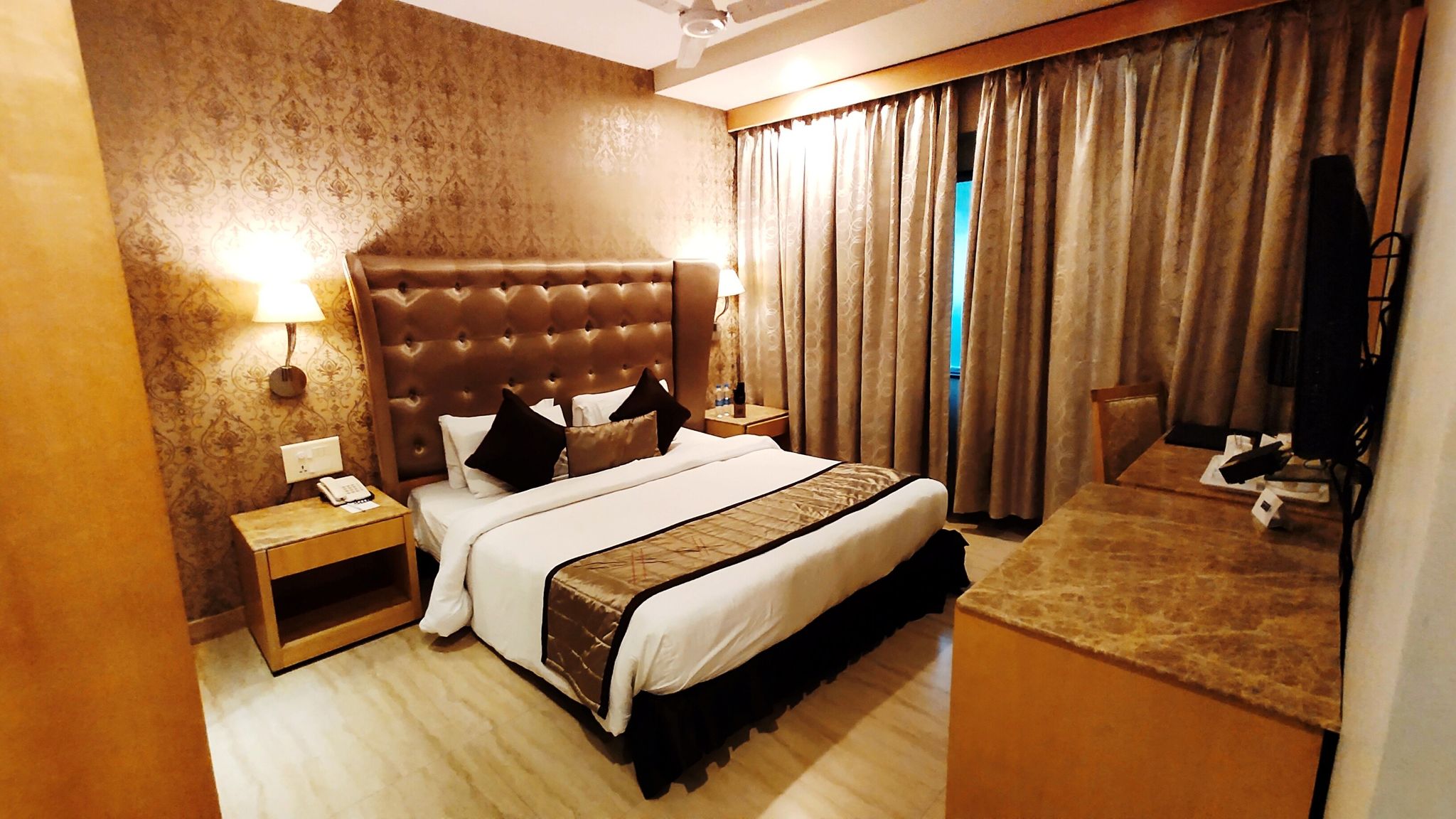 Deluxe Room - 01 King Bed, Smoking Room, Mini Bar, Full Breakfast