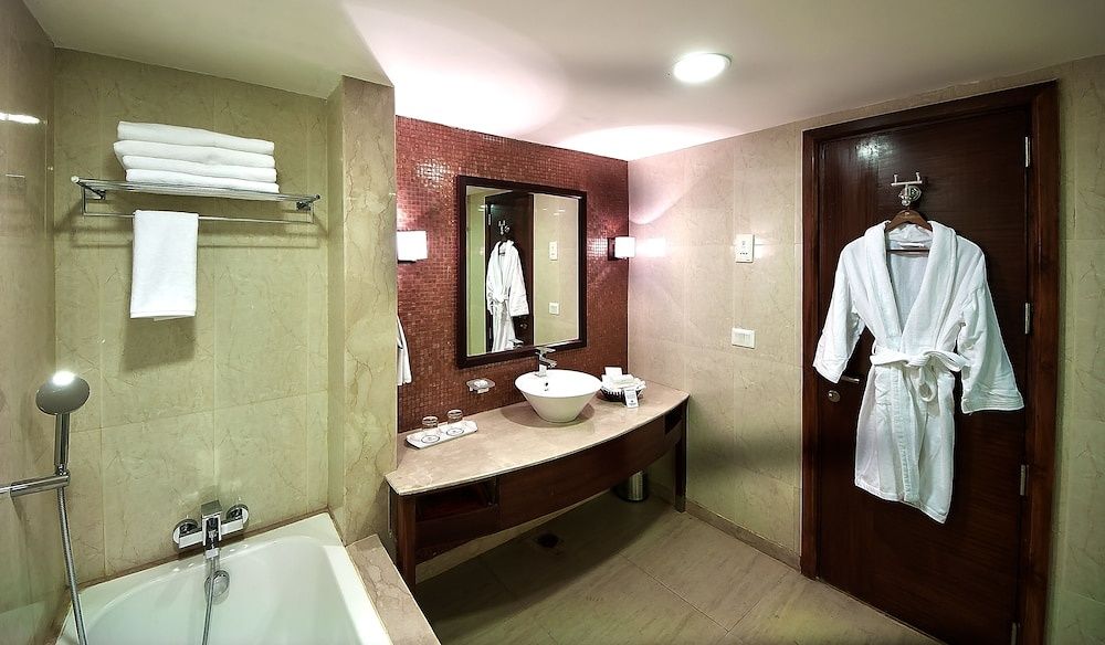 The Golden Plaza Hotel & Spa Deluxe Twin Room 4