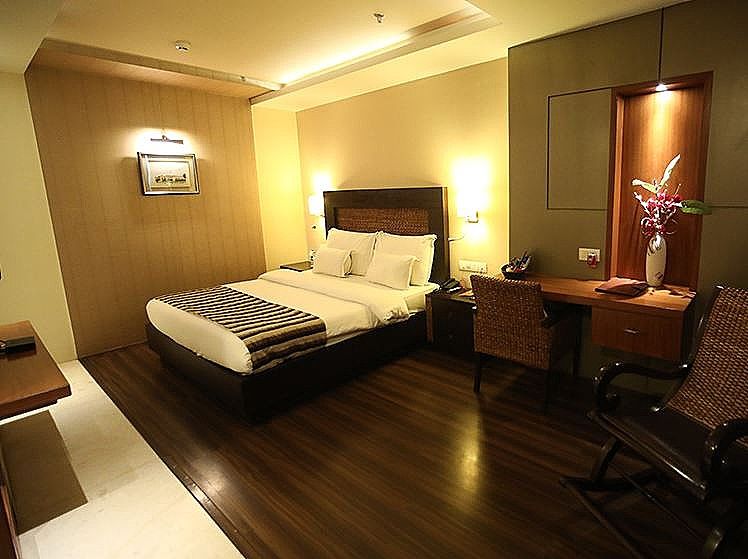 Dayal Paradise Deluxe Room with Work Desk 10