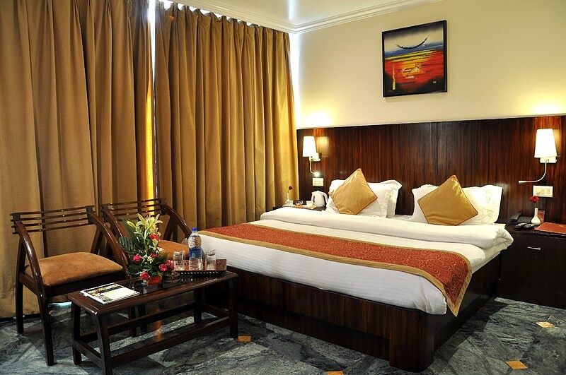 Dayal Paradise Deluxe Room with Work Desk 5