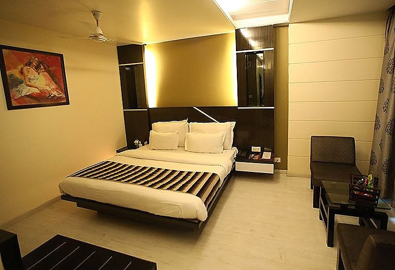 Dayal Paradise Deluxe Room with Work Desk 4