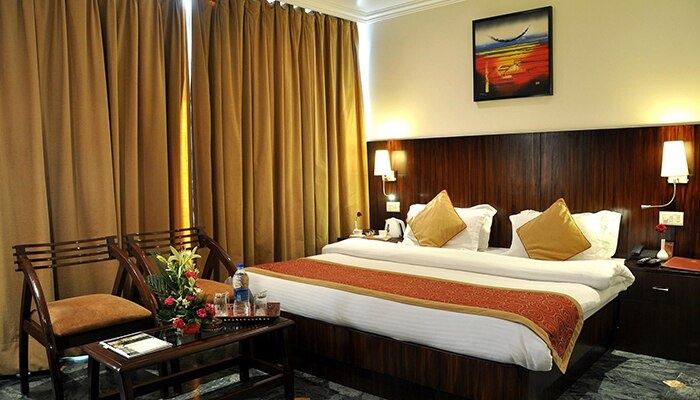 Dayal Paradise Deluxe Room with Work Desk 7