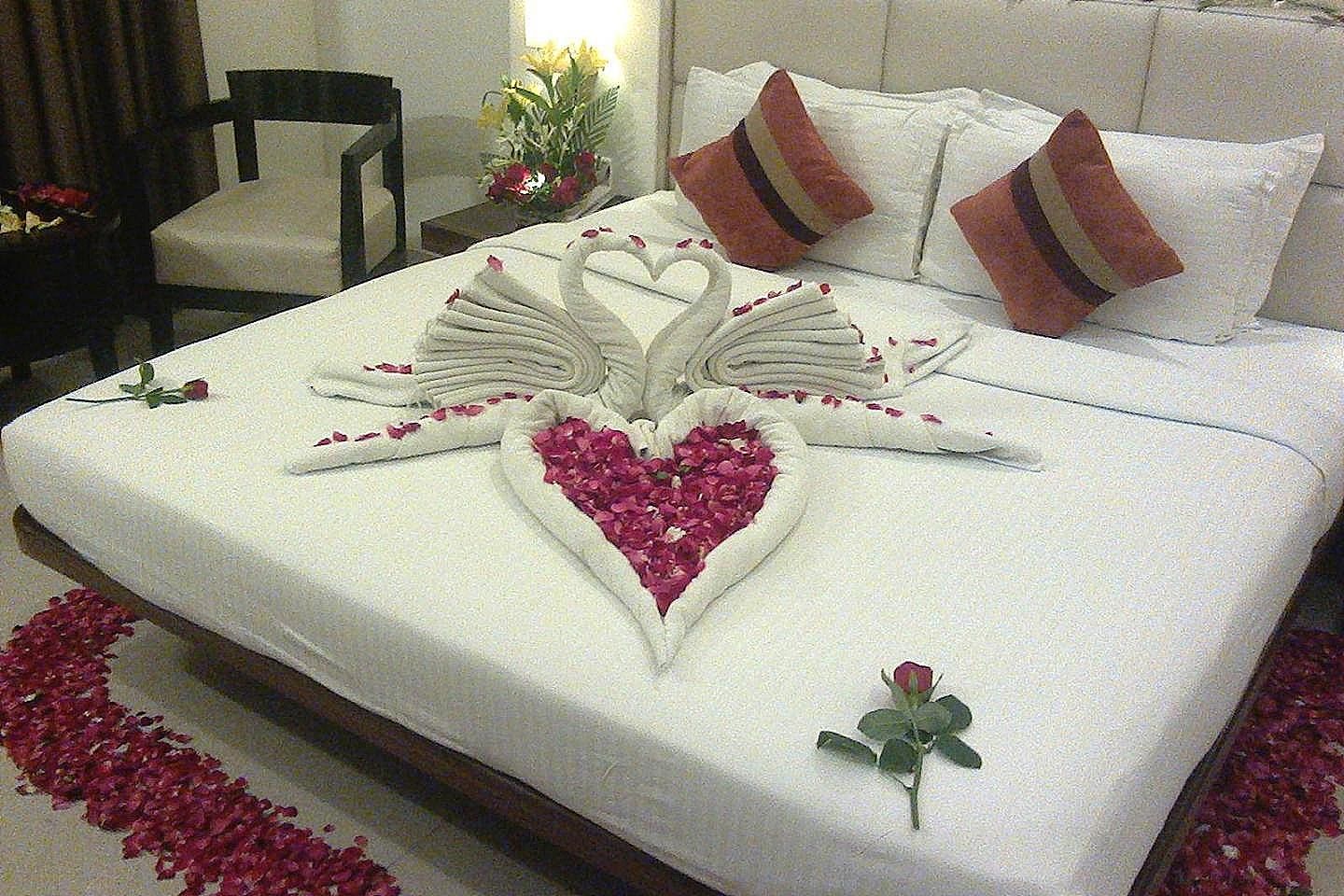 Dayal Paradise Deluxe Room with Work Desk 9