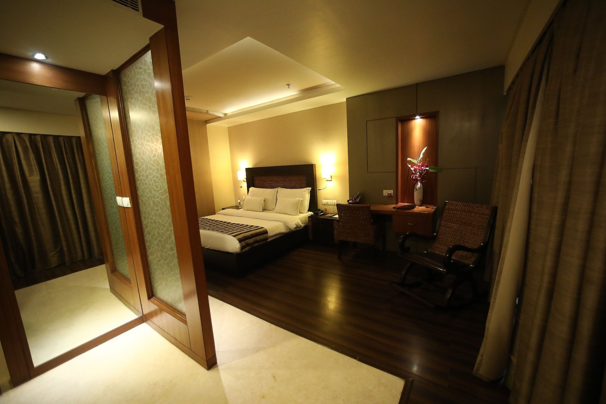 Dayal Paradise Deluxe Room with Work Desk 16