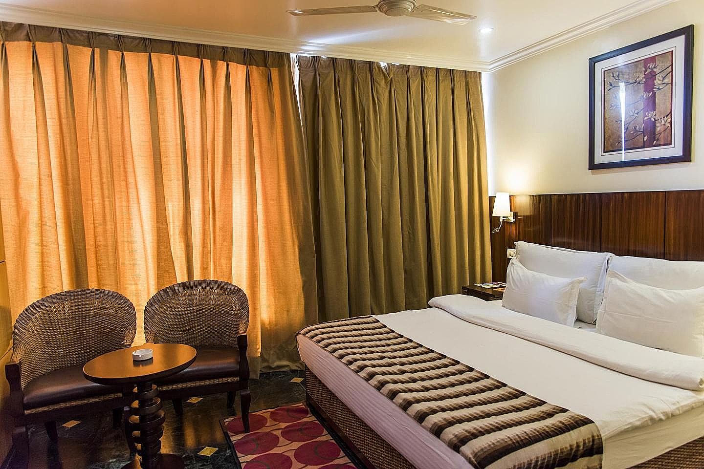 Dayal Paradise Deluxe Room with Work Desk 6
