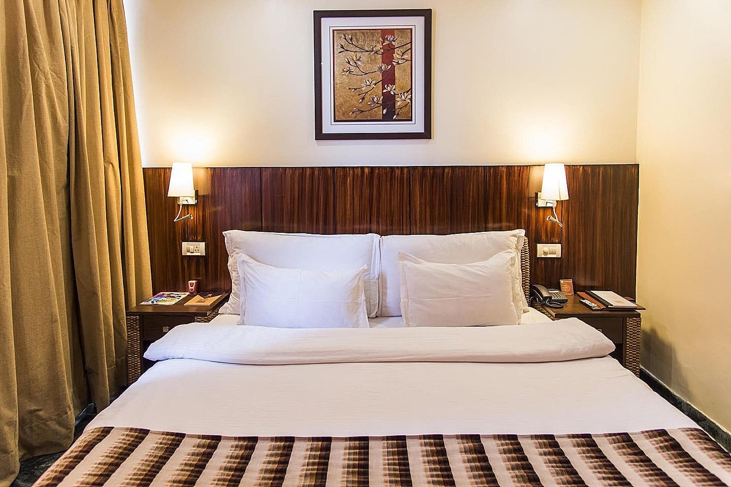 Dayal Paradise Deluxe Room with Work Desk 3