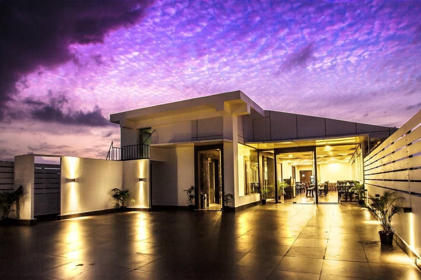 undefined J Hotel 7