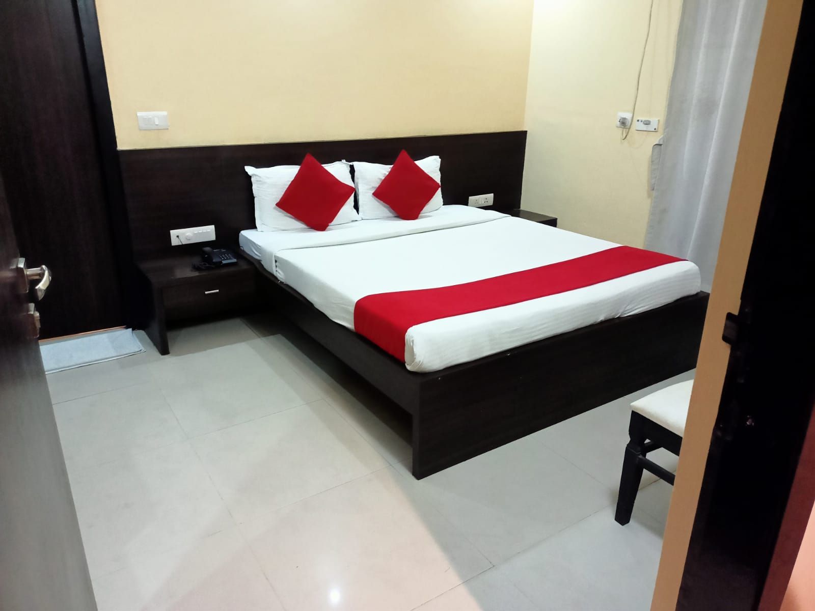 Shelter Hotel Deluxe  Room 2