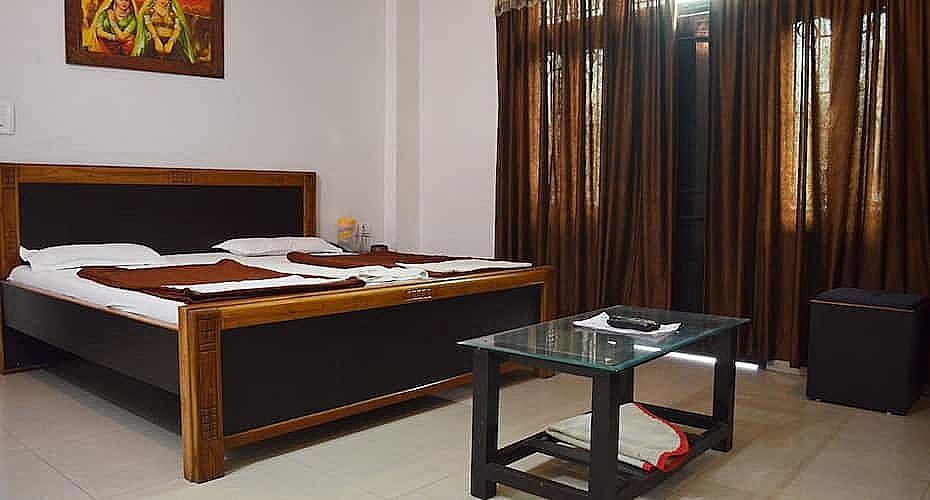 Raj Palace Hotel AC Semi Deluxe Room 3