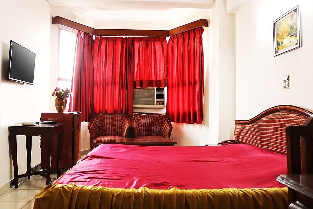 Vishwanath Hotel Deluxe Room 4