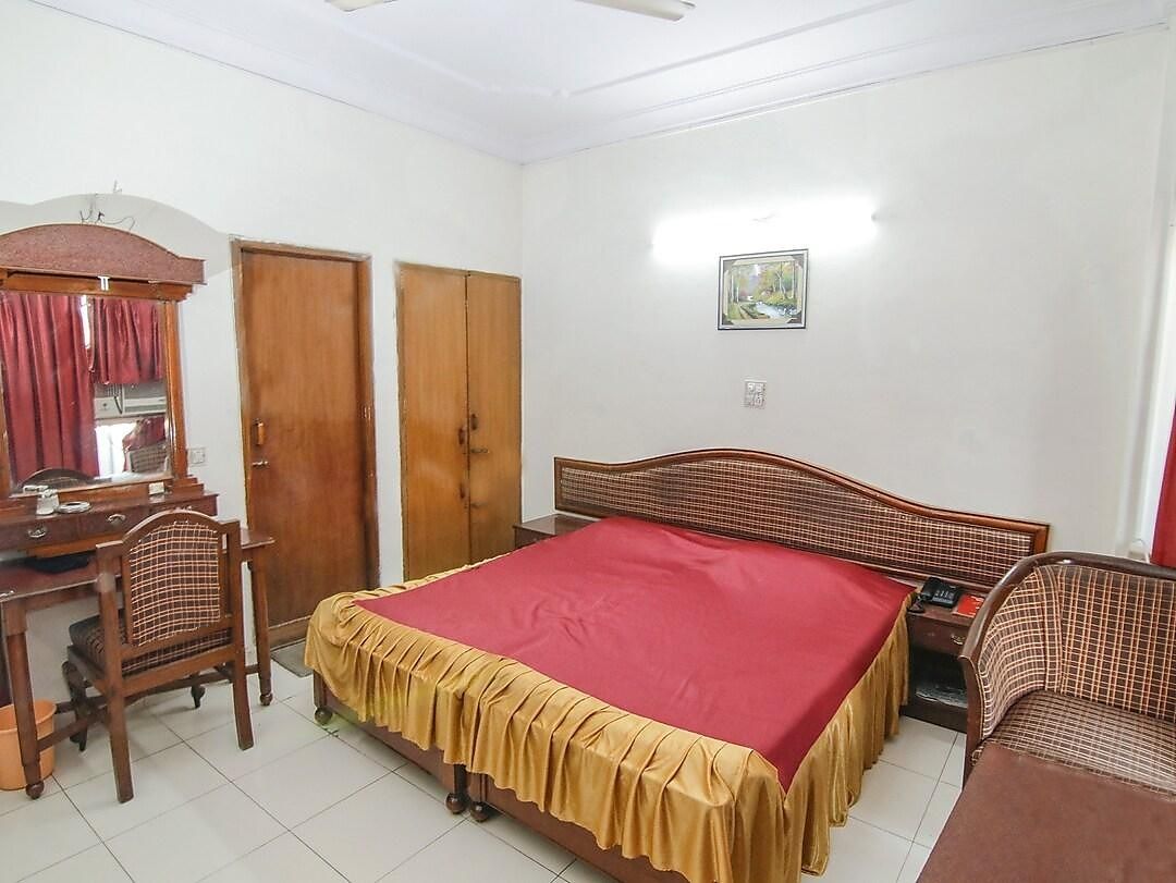 Vishwanath Hotel Deluxe Room 3