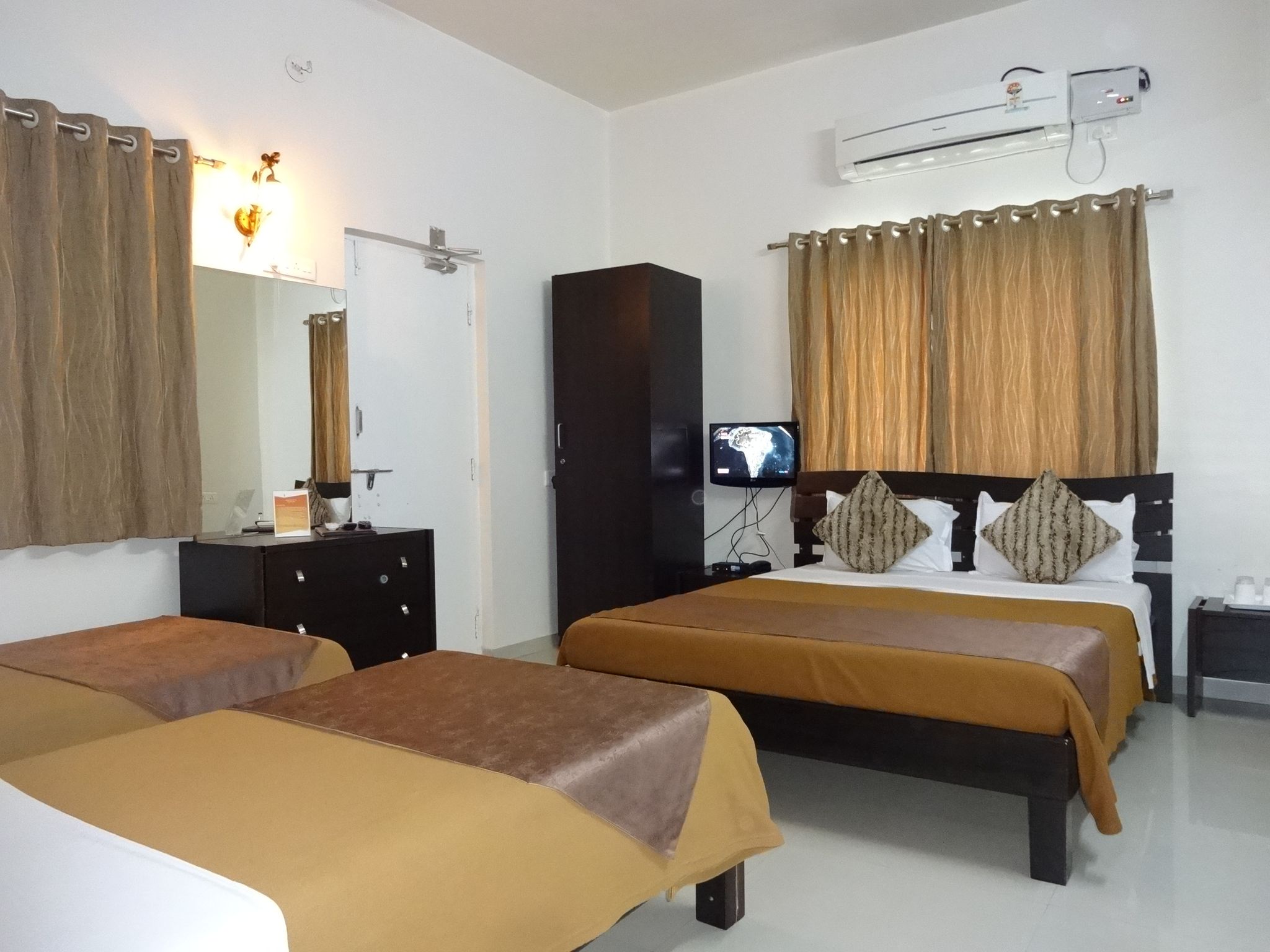 Hotel Teerth Villa Deluxe Triple Bed 2