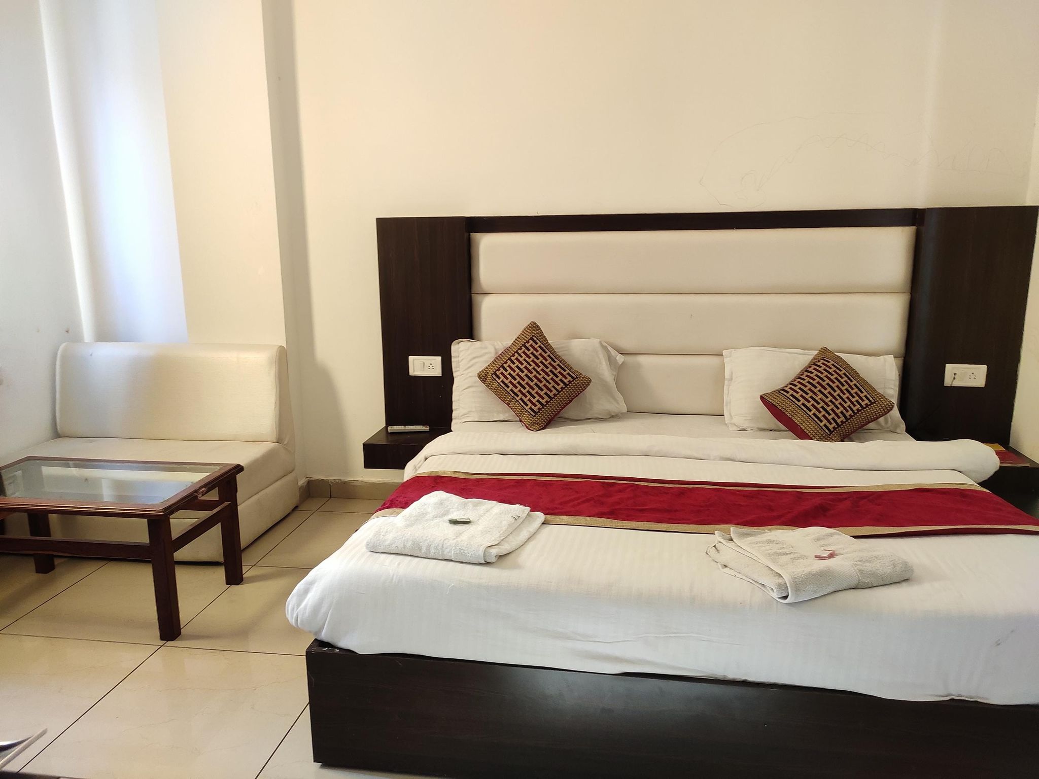 Deluxe Non AC Room Free Wifi Speed upto 20mbps , 1 mineral water bottle free.