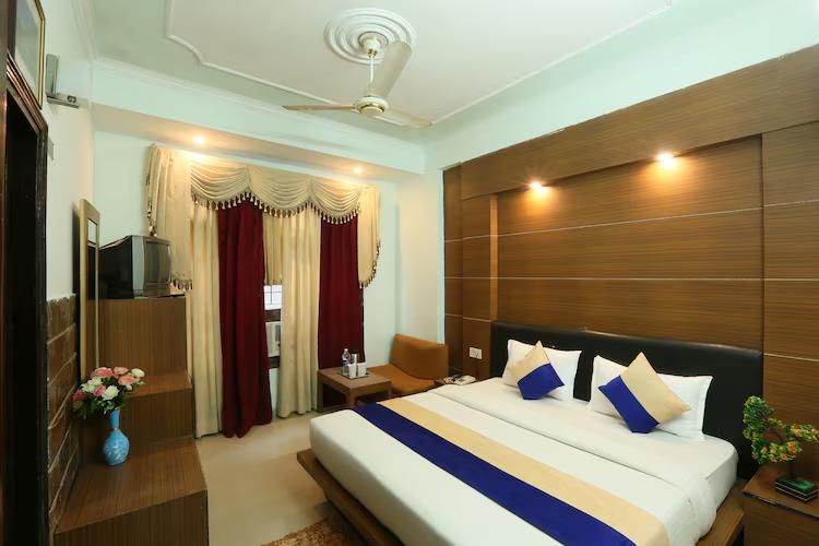 Double Deluxe AC Room Free Wifi Speed upto 20mbps , 1 mineral water bottle free.