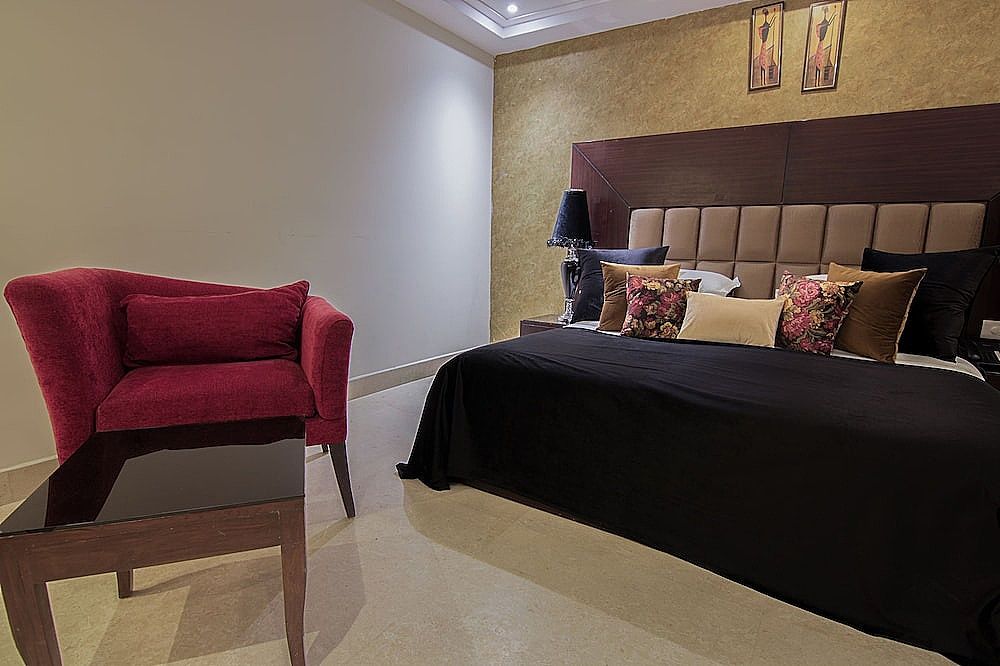Business Suite, 1 King Bed, Private Bathroom