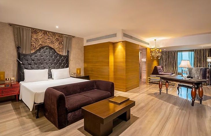Executive Suite - 75 -80 Sqm King 2 bay rooms - Choice of Smoking and Non-Smoking - Welcome Drink