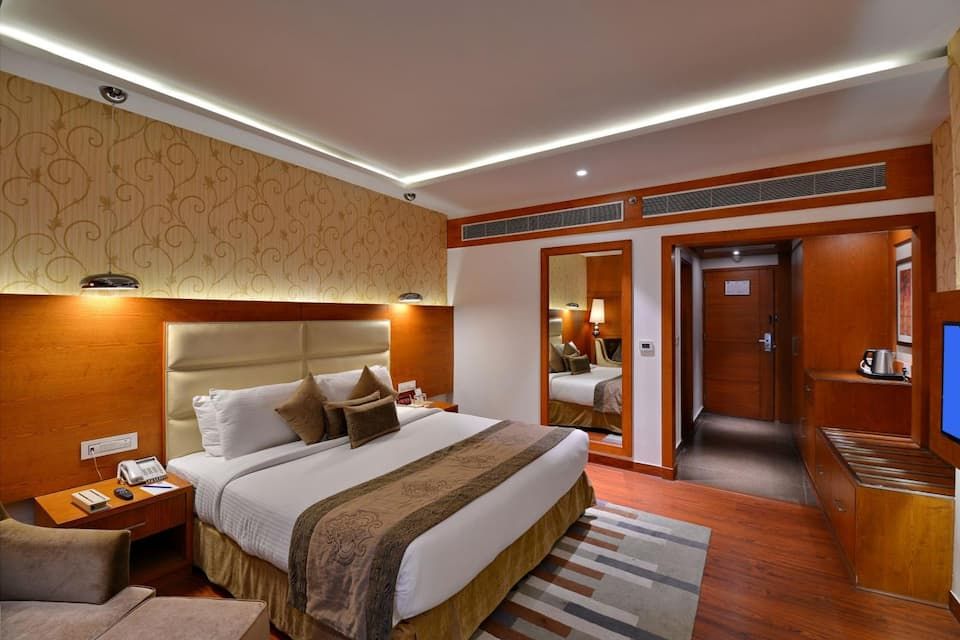 Suite-1 King Bed, Non-Smoking, Separate Living Room, Two 32 Inch Lcd Televisions, Mini Bar, Hairdrye