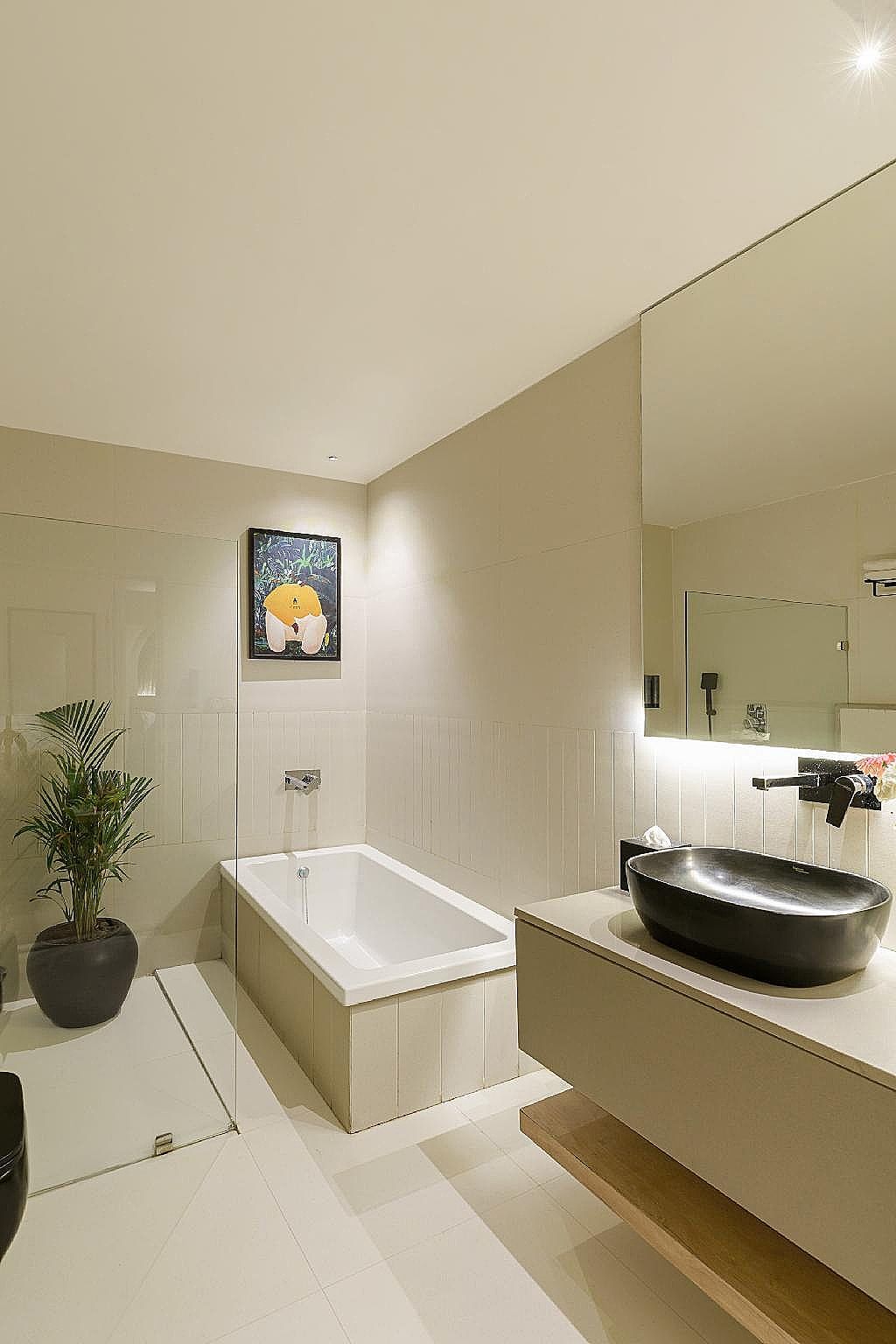 Suite Room with Bath tub Pool view