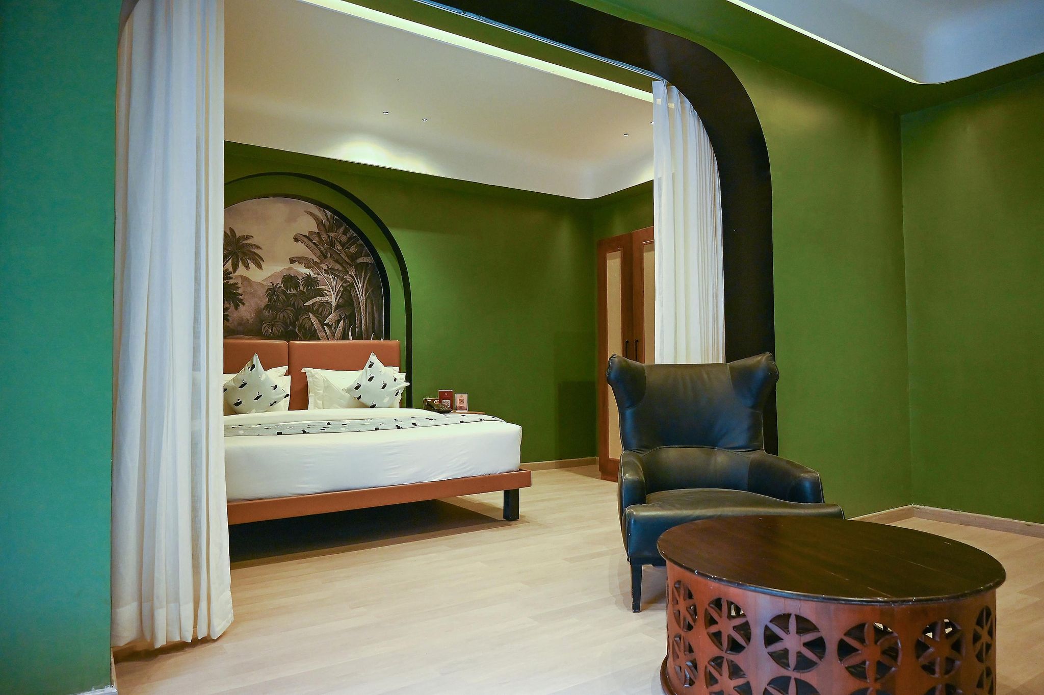 The Red Pier by Downtown Near Lake Pichola, Udaipur Suite Room with Bath tub Pool view 7