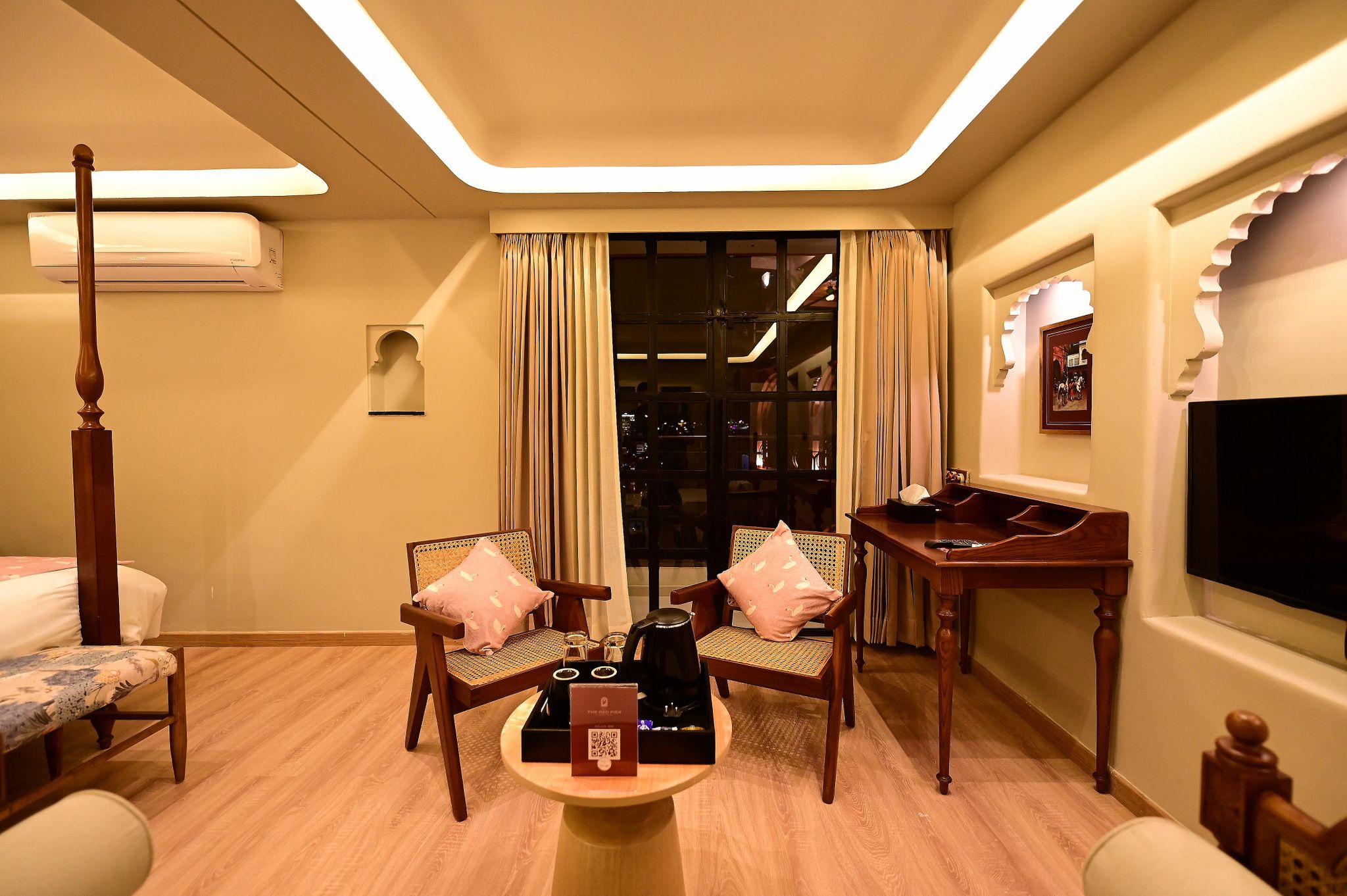 The Red Pier by Downtown Near Lake Pichola, Udaipur Suite Room with Bath tub Pool view 4