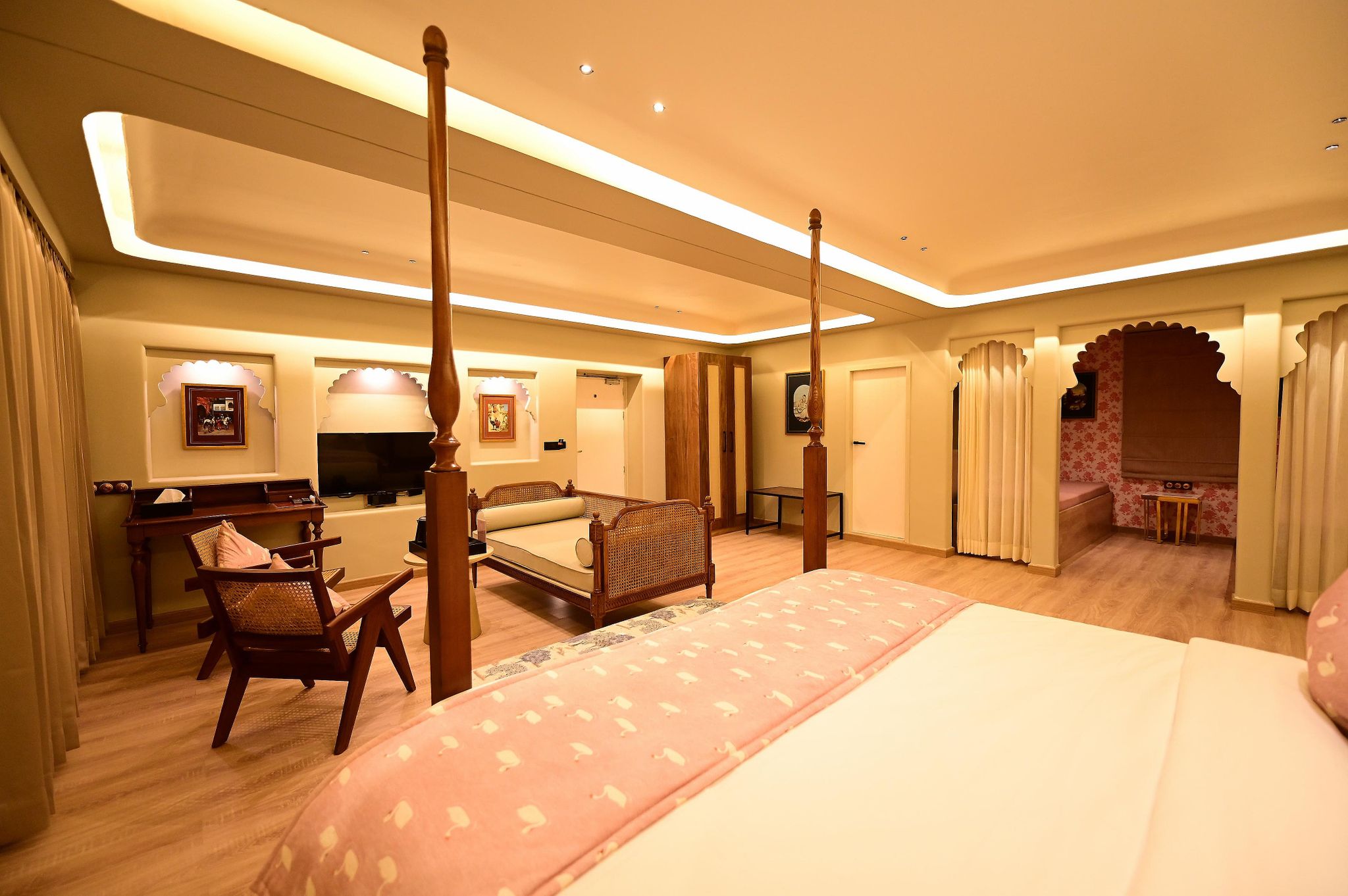 The Red Pier by Downtown Near Lake Pichola, Udaipur Suite Room with Bath tub Pool view 6