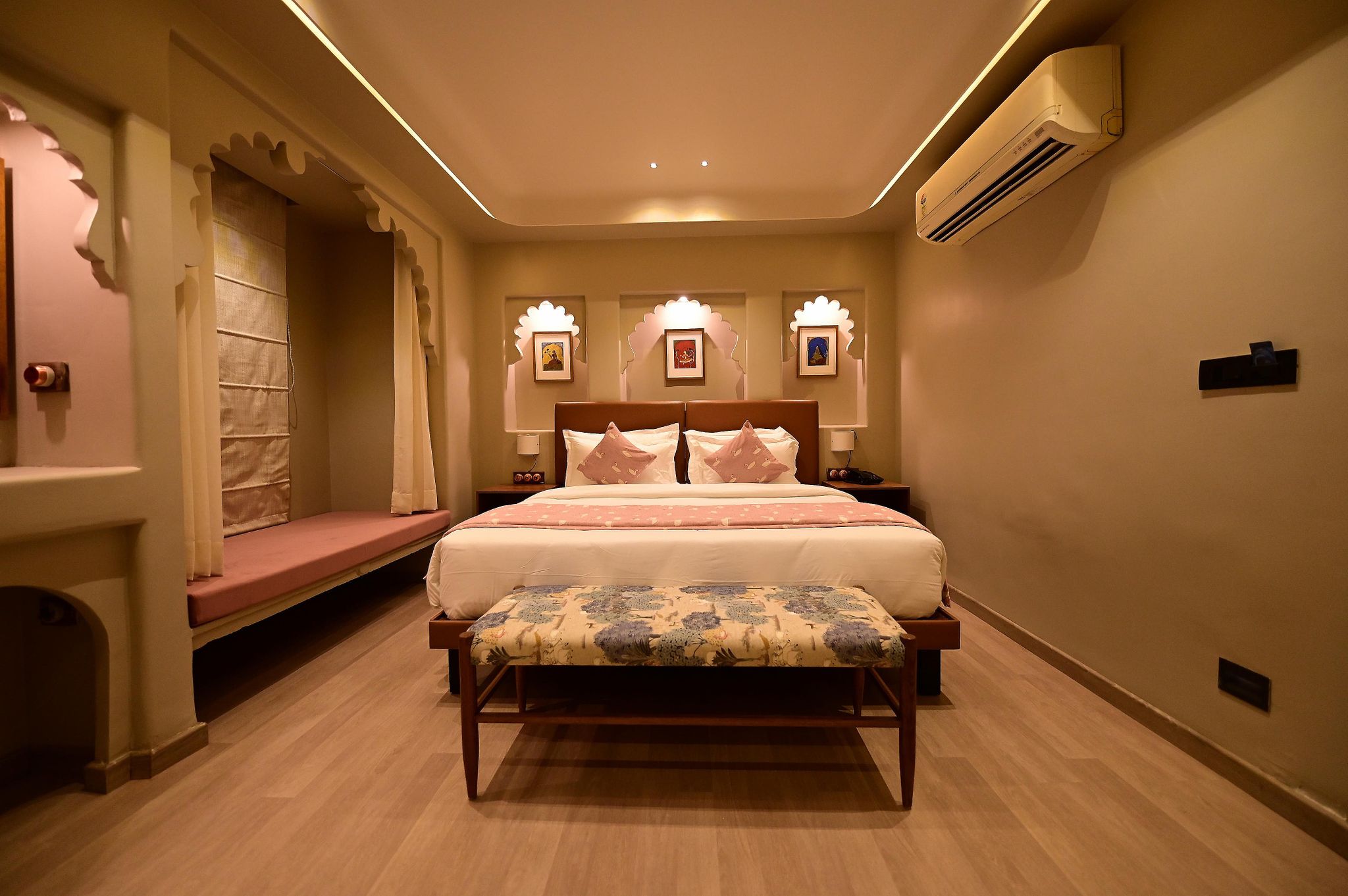 Suite Room with Bath tub Pool view