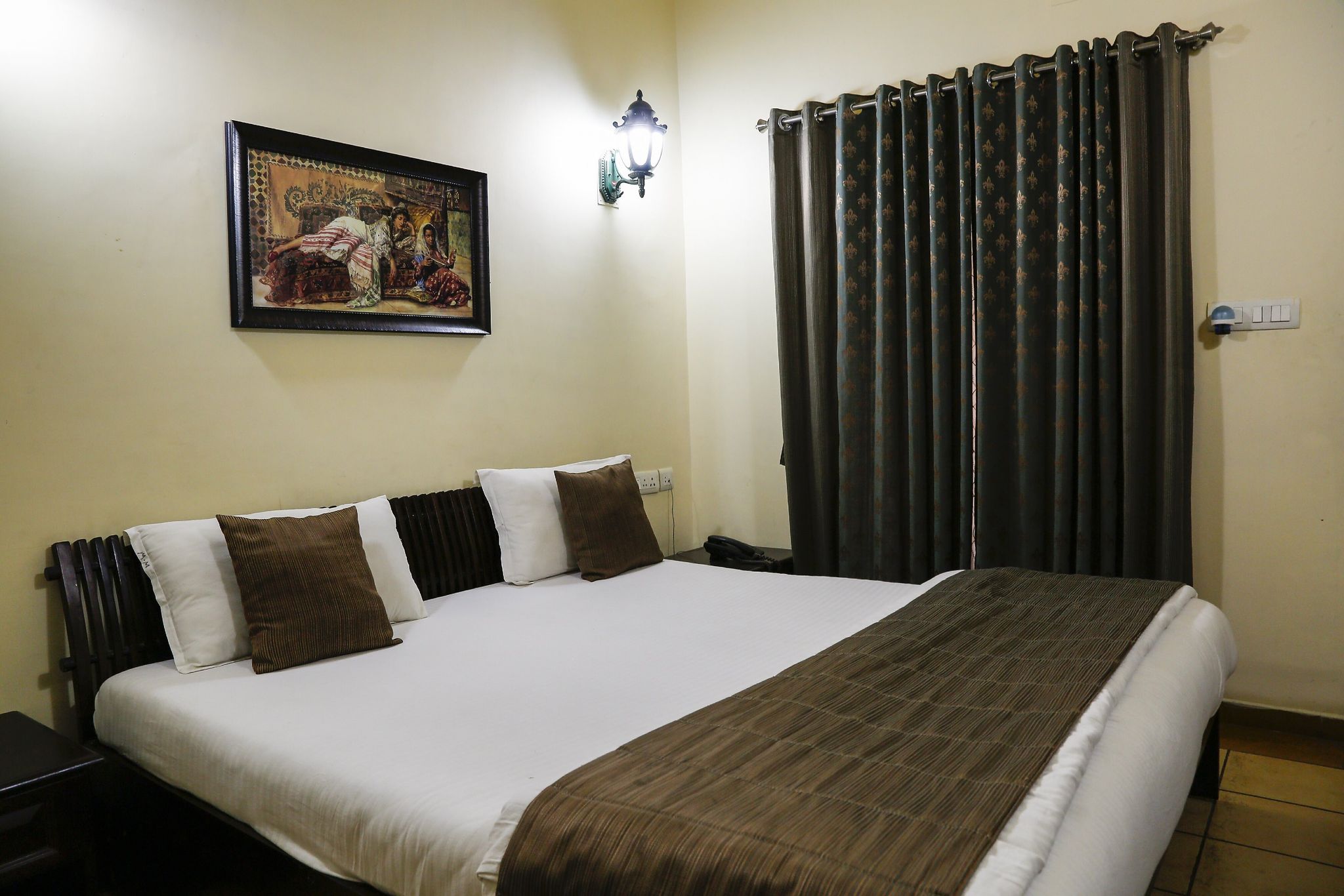 Emperor Suite (1 king bed)