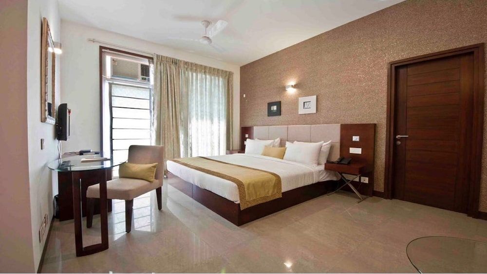 Stately Suites Golf Course Road Deluxe Room, City View 4