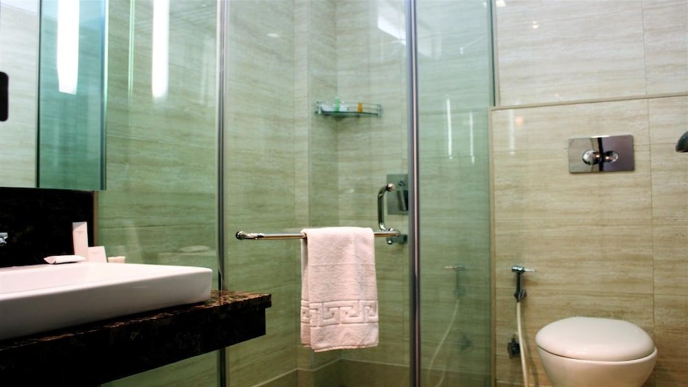 Stately Suites Golf Course Road Deluxe Room, City View 5