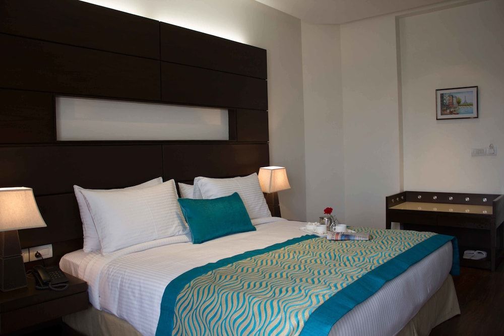 Stately Suites Golf Course Road Deluxe Room, City View 2