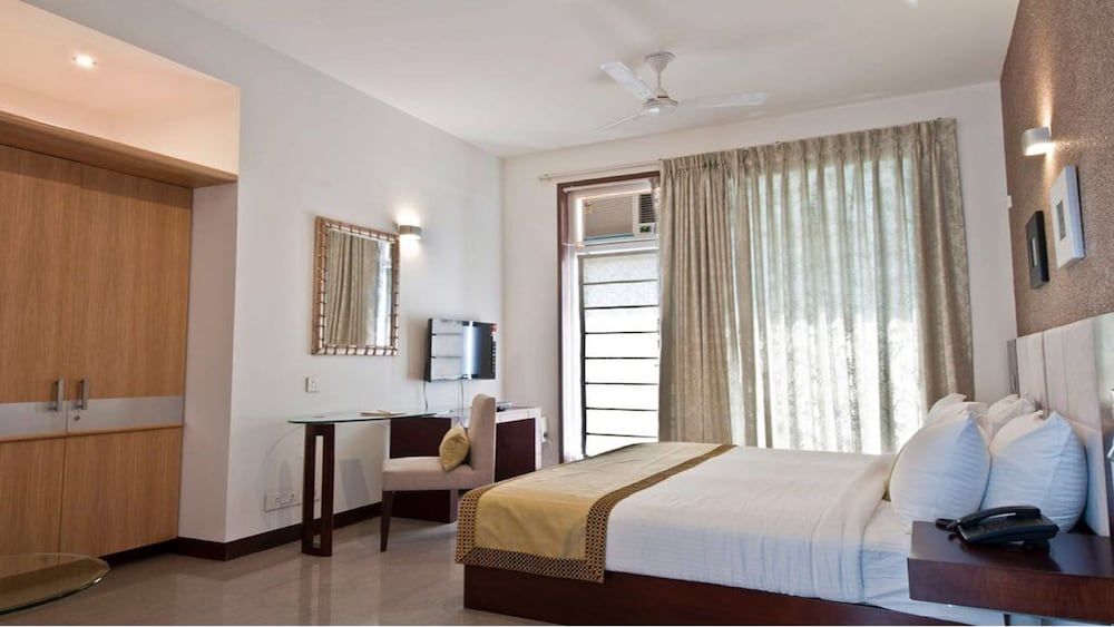 Stately Suites Golf Course Road Executive Room 2