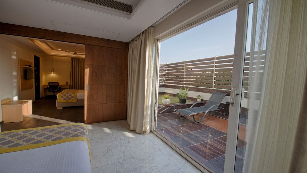 Stately Suites Golf Course Road Executive Room 4