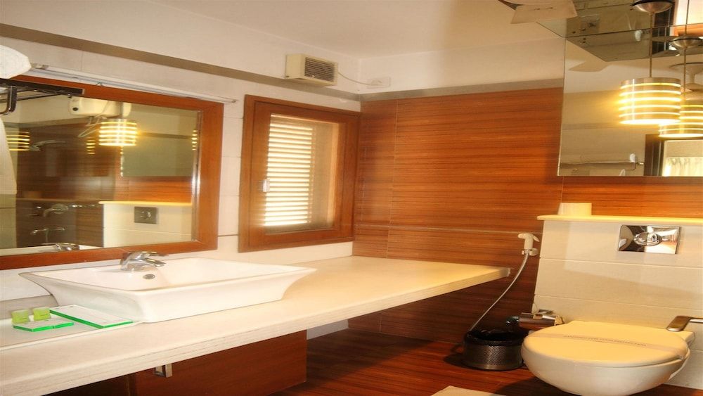 Stately Suites Golf Course Road Executive Room 7