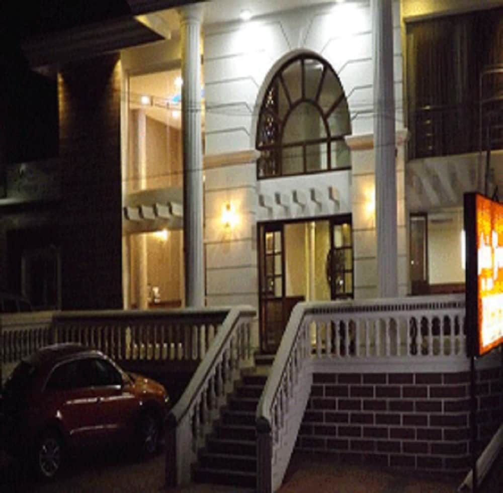 undefined The Majestic Crown 6