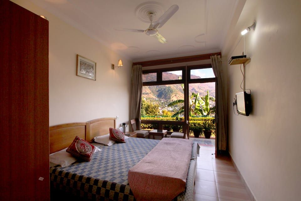 Hotel Lake Inn - A Luxury Lake View Hotel