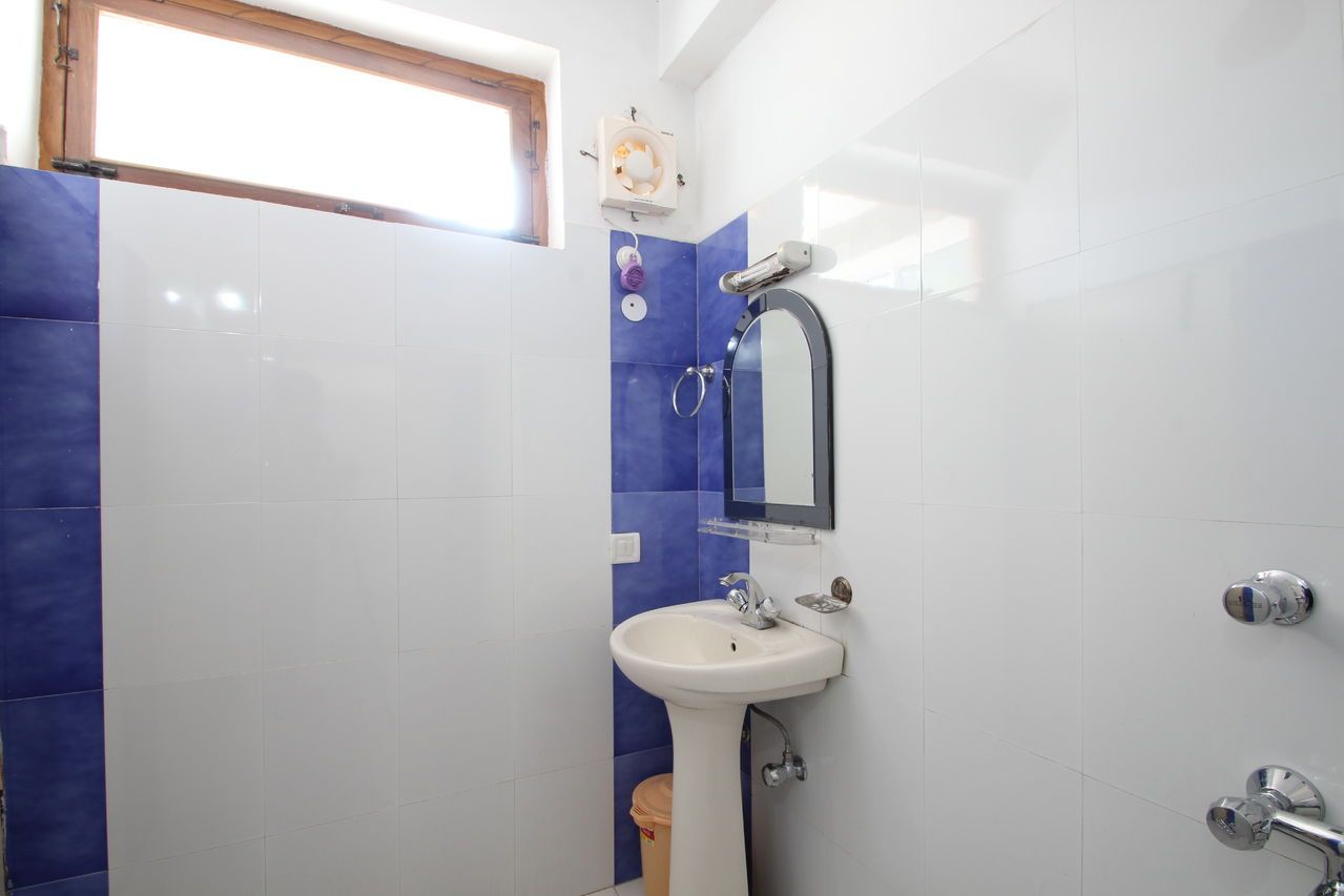 Hotel Lake Inn - A Luxury Lake View Hotel Super Deluxe Room (Lake Facing) 4