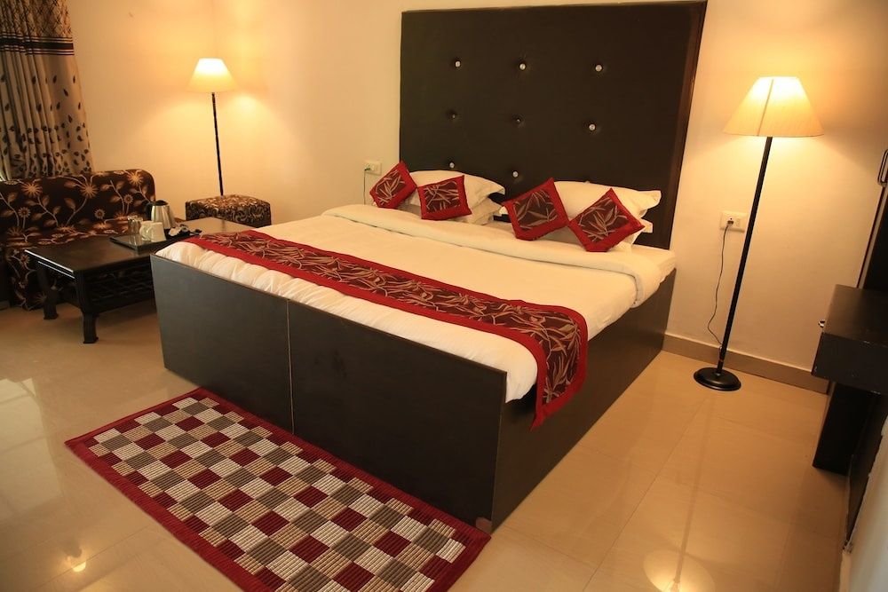 Dewdrop Classic Fall resort Super Deluxe Room