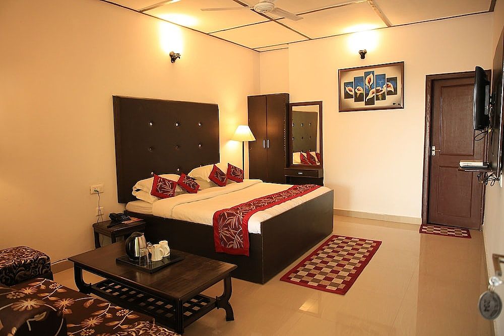 Dewdrop Classic Fall resort Super Deluxe Room 3