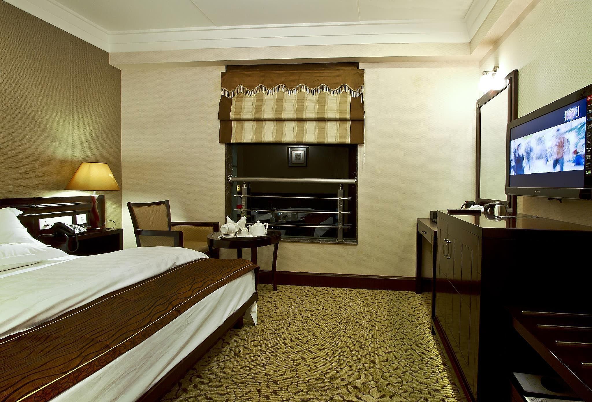 Hotel Gargee Grand Club Deluxe Room 4