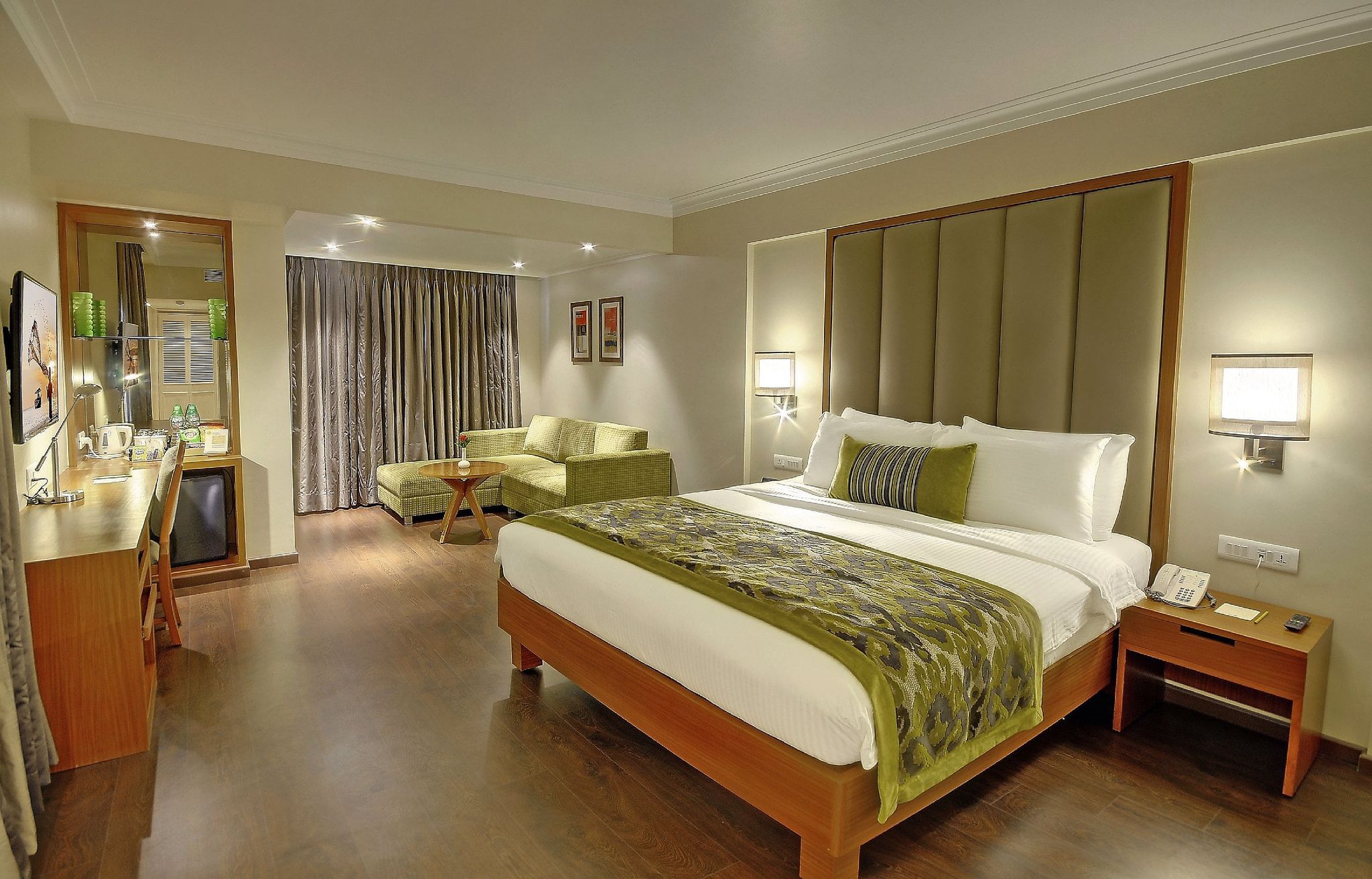 Lemon Tree Premier, The Atrium Deluxe Room 4