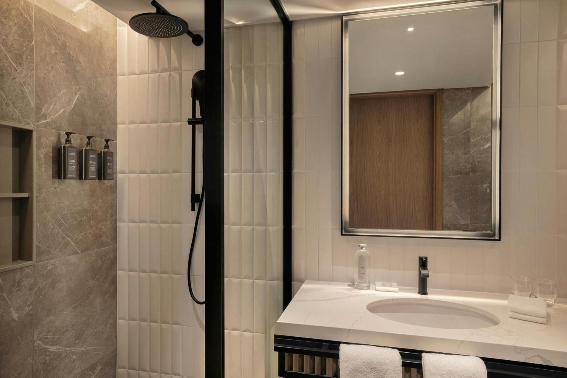 Club lounge access, Club Guest room, 1 King, City view