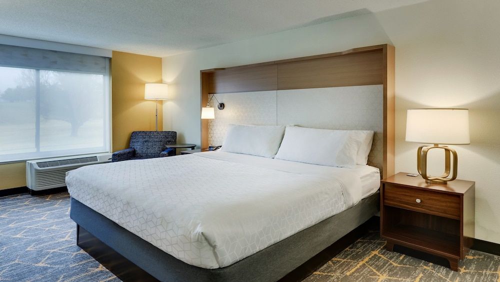 Standard Room, 1 King Bed, Accessible Bathtub (Communications)