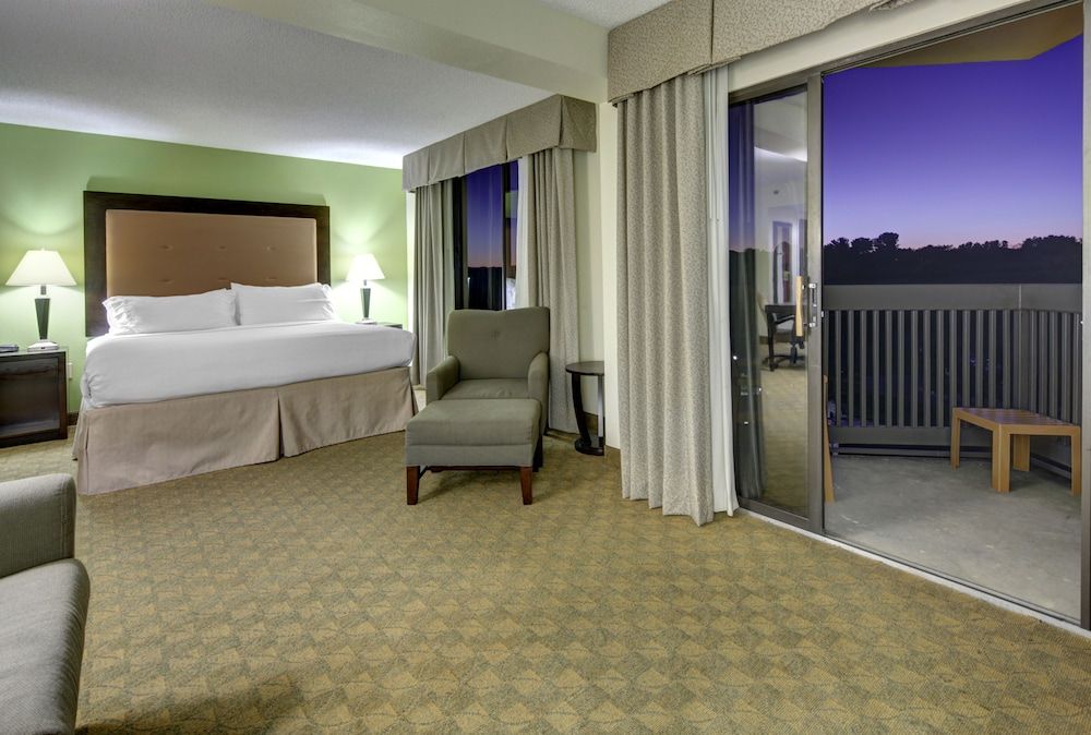 Standard Room, 1 King Bed, Accessible Bathtub (Communications)