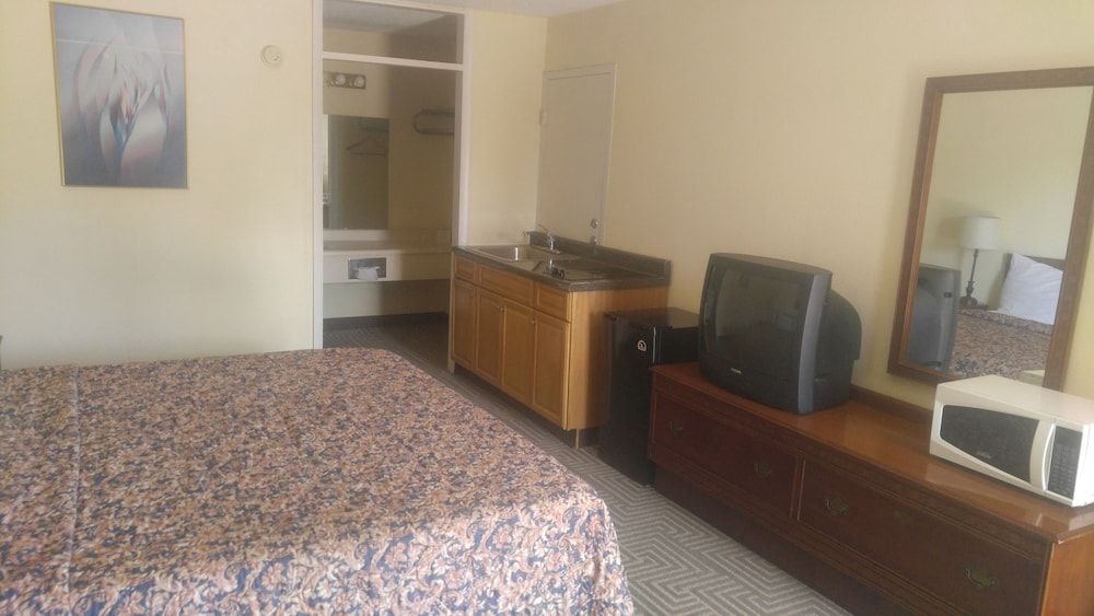 Americourt Extended Stays Economy Room, 1 King Bed 3