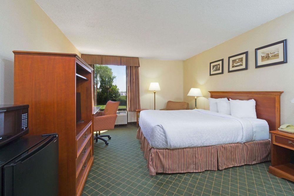 Days Inn by Wyndham Columbus Airport Standard Room, 1 King Bed, Non Smoking