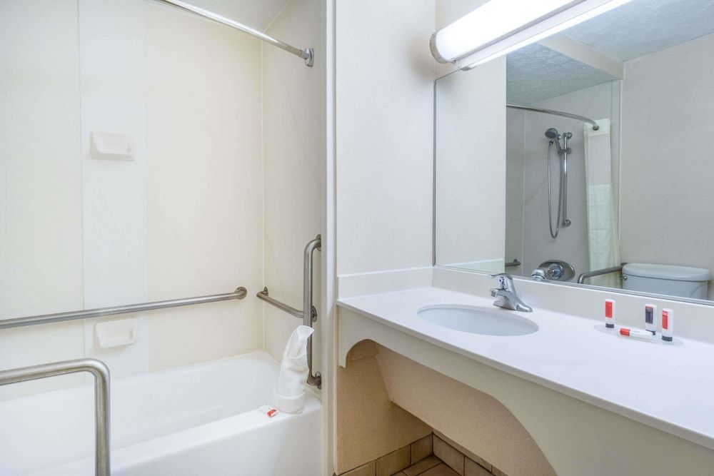 Days Inn by Wyndham Columbus Airport Standard Room, 1 King Bed, Non Smoking 6