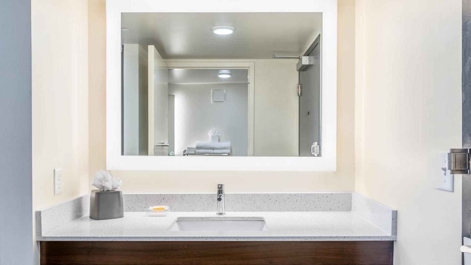 2 Queen Standard Accessible Tub