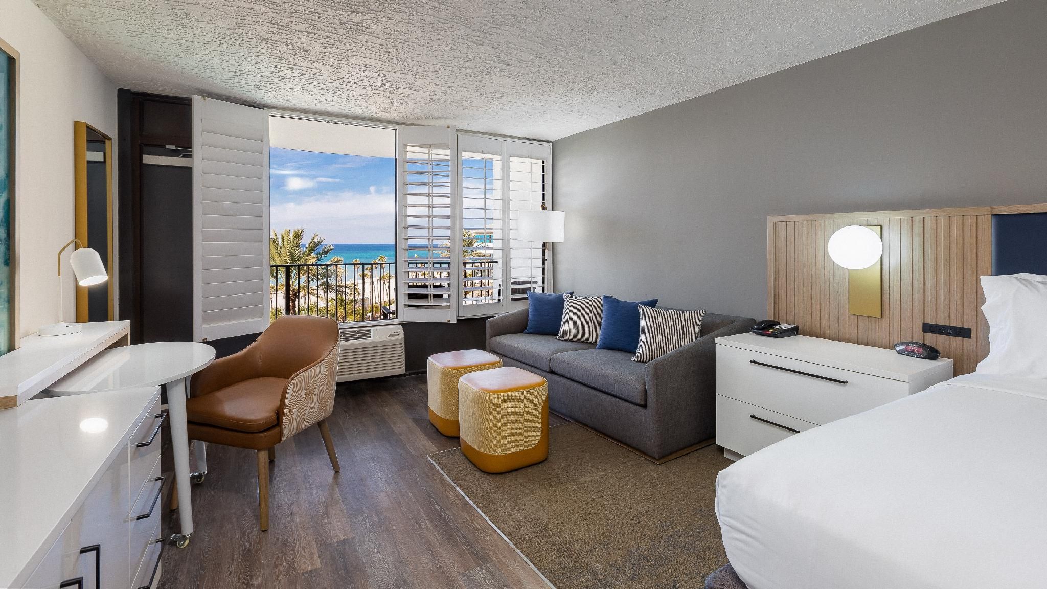 King Bed Standard Sofa Bed Oceanfront